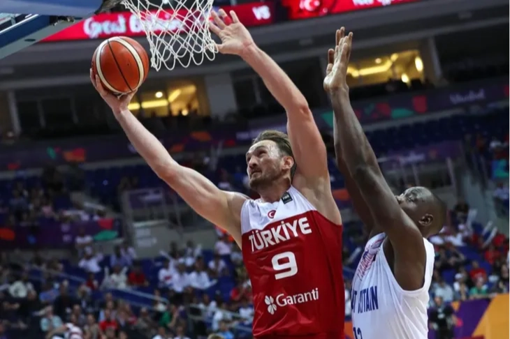 Eski Bursasporlu basketbolu bıraktı