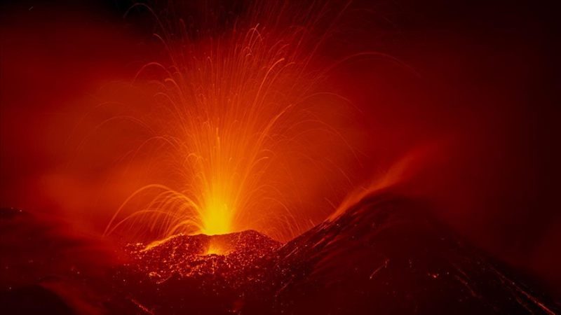 Etna Yanardağı kül ve lav püskürttü