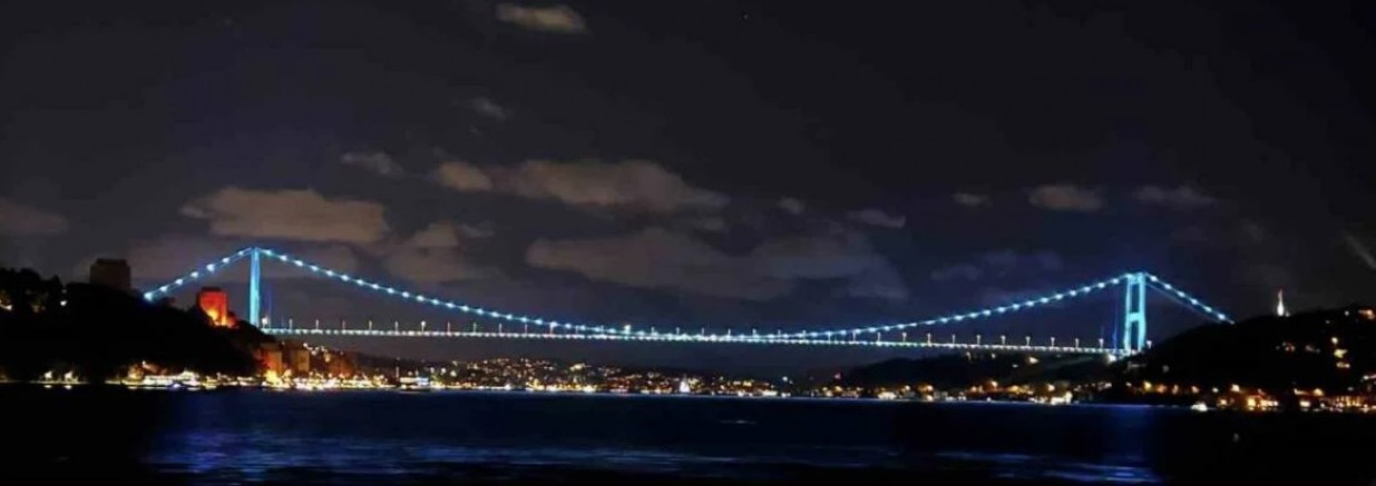 Fatih Sultan Mehmet Köprüsü turkuaz renge büründü