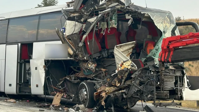 Feci kaza! Tıra çarpan otobüsün ön tarafı koptu...