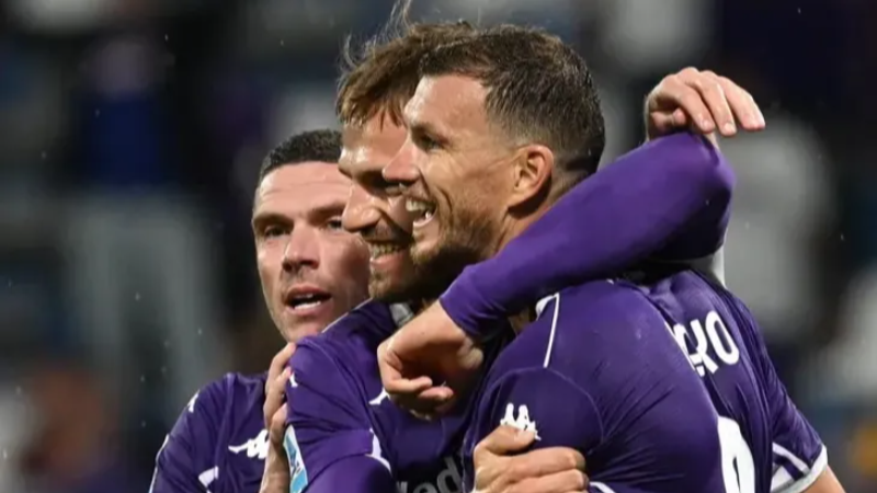 Fenerbahçe'nin eski golcüsü sahnede!