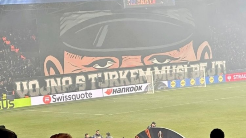 Fenerbahçe'nin maçında skandal pankart! Türklerle savaş çağrısı yaptılar...