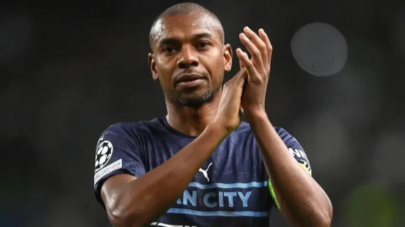 Fernandinho futbola veda etti