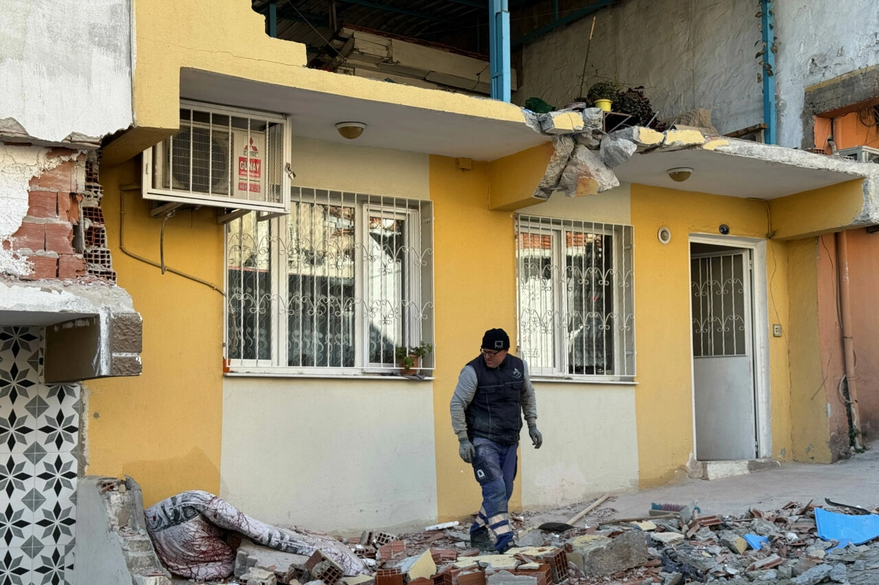 Freni boşalan kamyon dehşet saçtı