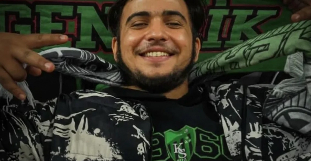 Futbol dünyası yasta; Maç esnasında düşerek hayatını kaybetti...