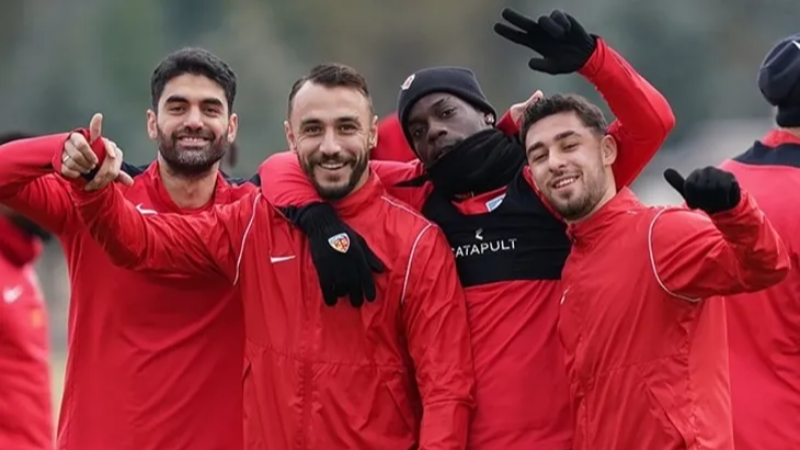 Galatasaray'a sürpriz sağ kanat!