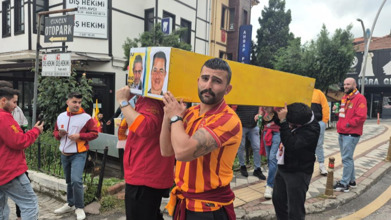 Galatasaraylı taraftarlardan Fenerbahçe'ye tabutlu gönderme