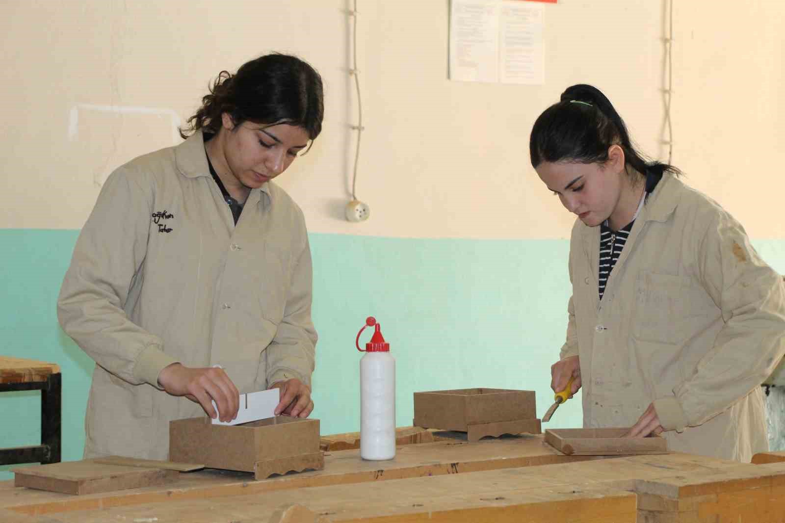 Geleceklerini şekillendiren genç kızlar erkeklerin mesleğine göz dikti