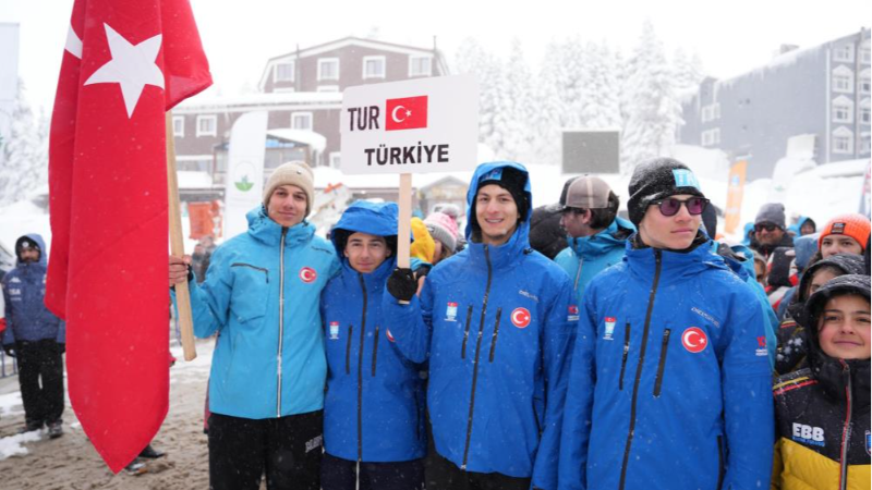 Genç kayakçılar Uludağ'da hünerlerini sergiliyor