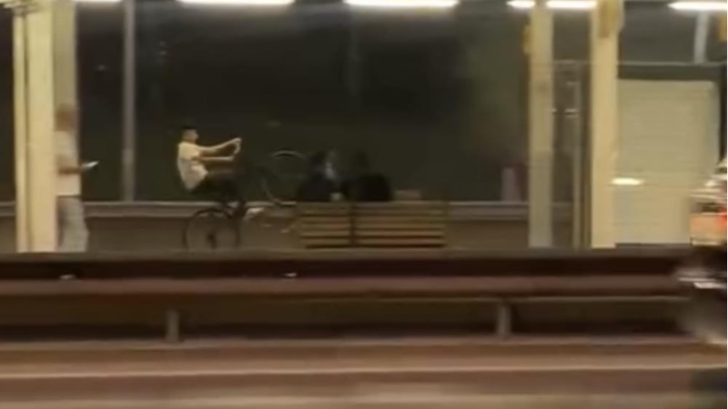 Gençlik işte; Bursa Metrosu'nda yaptığına işe bak!