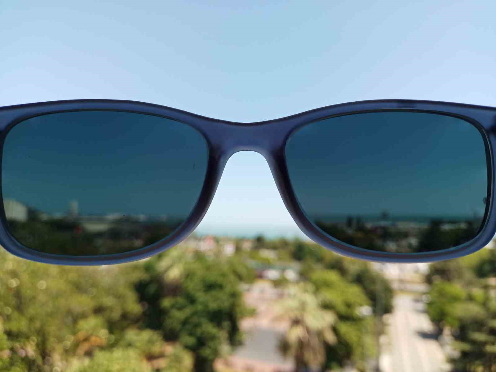 Güneş gözlüğü aksesuar değil, sağlık için kalkan