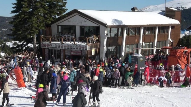 Güneşli havayı fırsat bilen kayak tutkunları Uludağ'ı doldurdu!