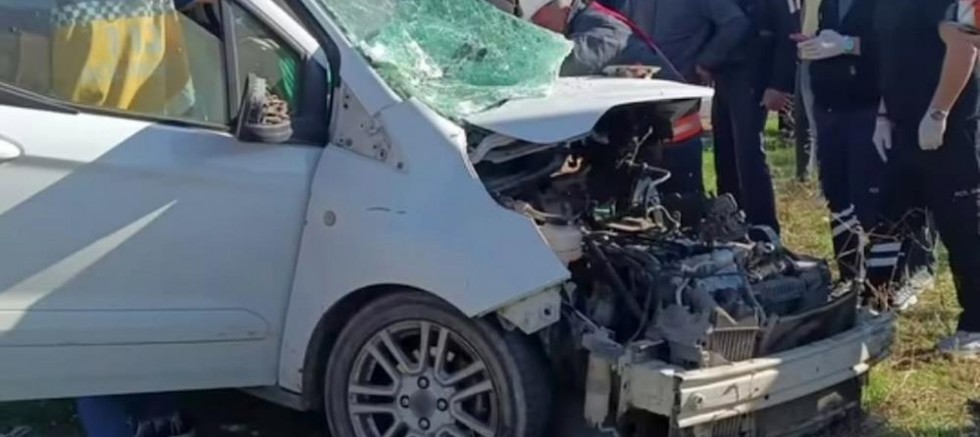 Hafif ticari araç ile minibüs çarpıştı: 4 yaralı