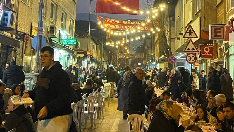 Harikasınız gençler: Zafer ve Namıkkemal'de 2 bin kişilik iftar