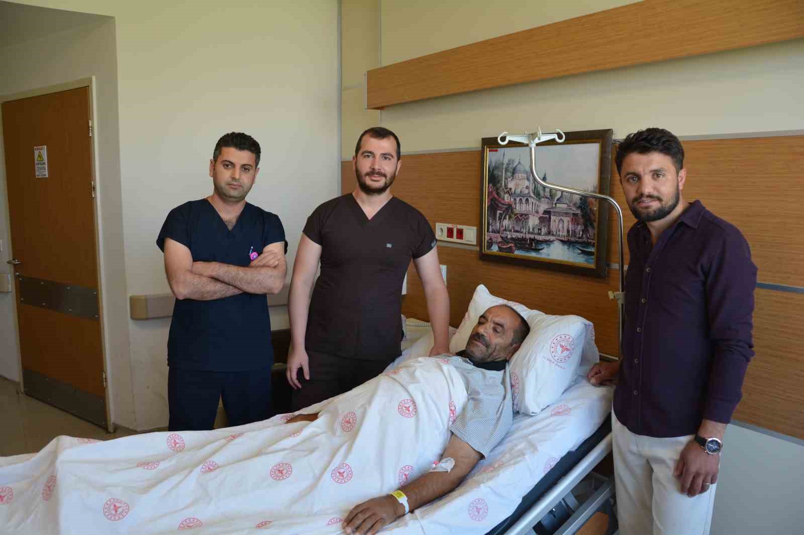 Hastanın böbreğinden 23 santimlik kist çıkarıldı