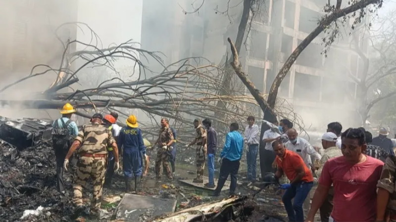 Hindistan'da düşen uçakta kurtulan yok!