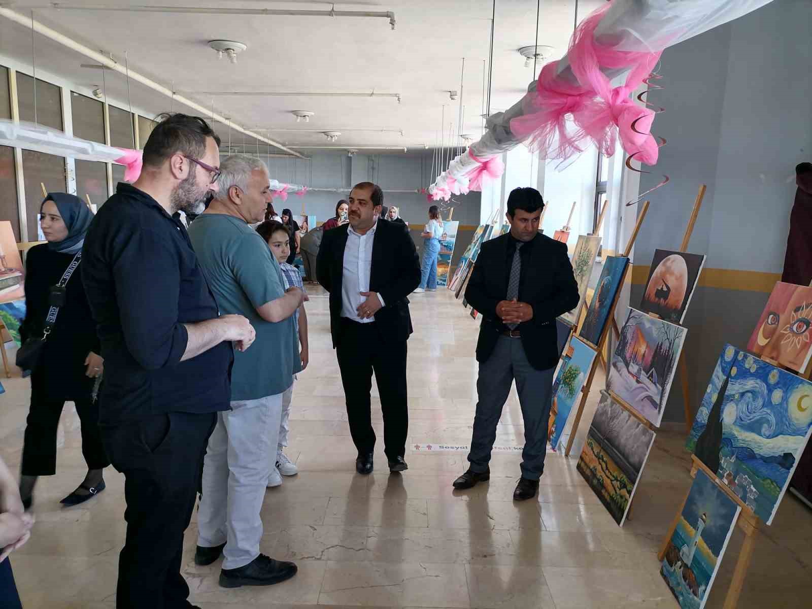 Hınıs’ta bir yıllık emeklerini sergilediler