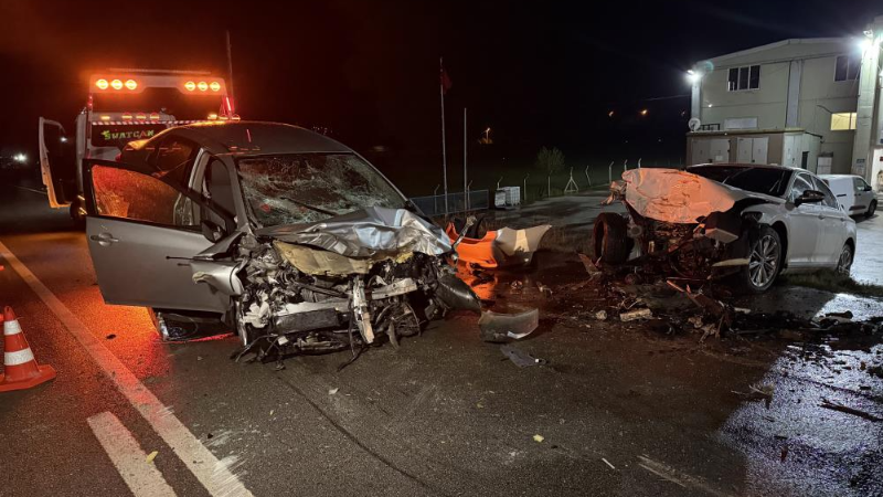 İki otomobil kafa kafaya çarpıştı: 3 ölü, 1 yaralı...