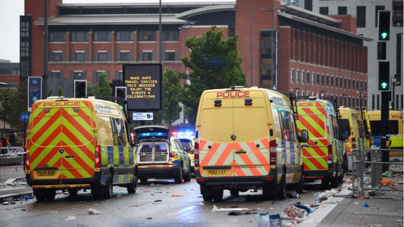 İngiltere'de şampiyonluk kutlamasında araç kalabalığın arasında daldı