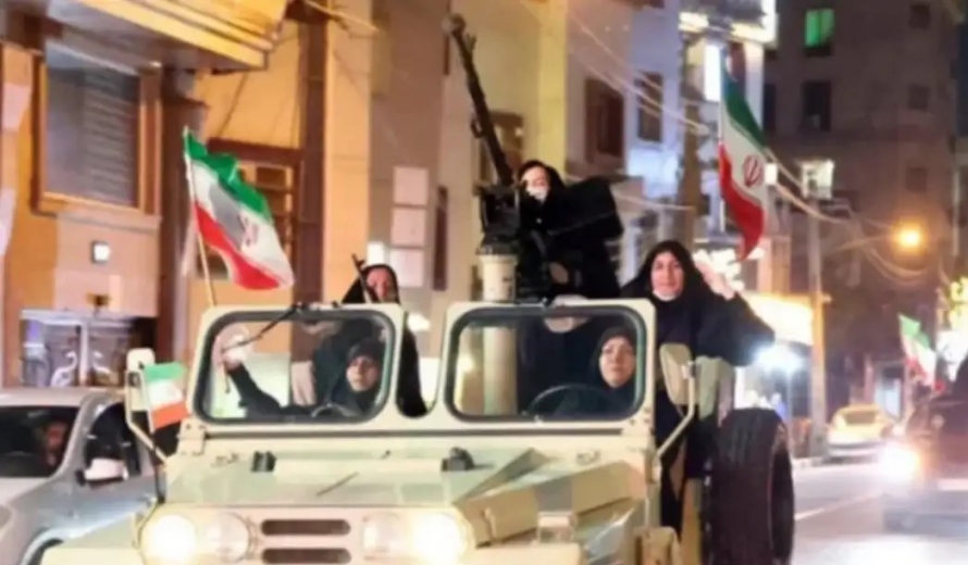 İranlı kadınlar da silah kuşanıp sokağa çıktı! Verdikleri mesaj net