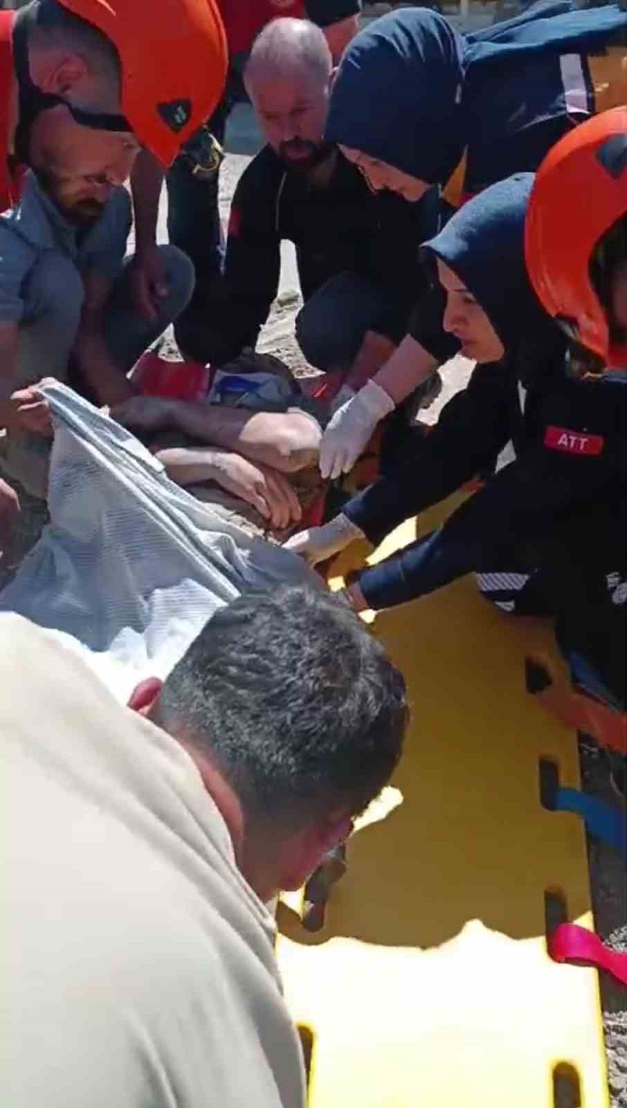 İş makinesi elektrik tellerine temas etti, 1 işçi yaralandı