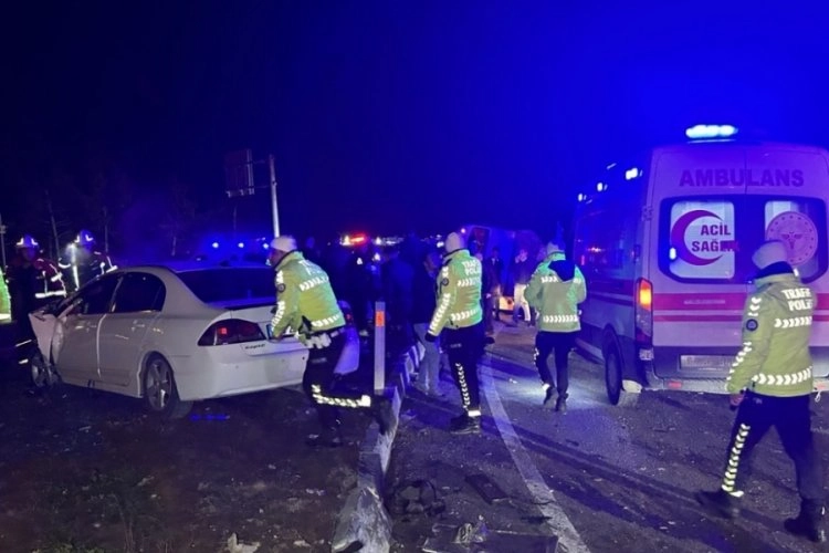 İşçi servisi ile otomobil çarpıştı: 1'i ağır 28 yaralı