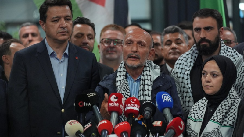 İsrail alıkoymuştu! Bursa vekilinin de aralarında olduğu grup yurda döndü...