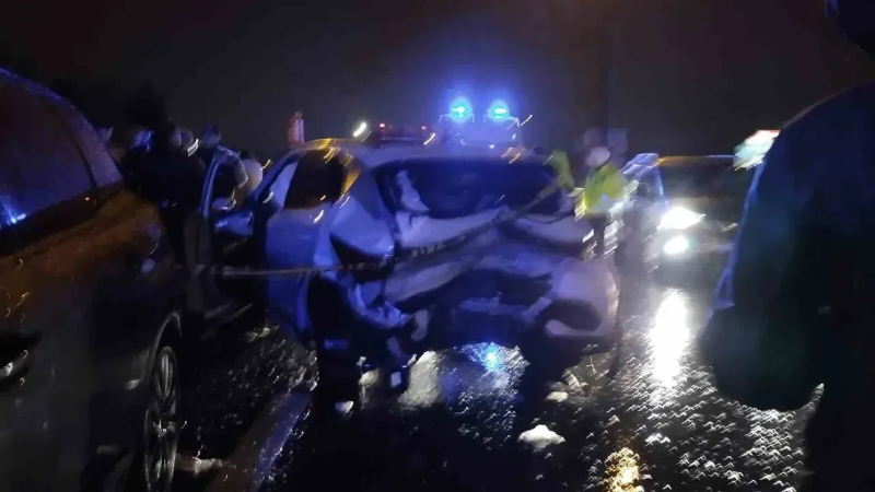İstanbul Ataşehir'de can pazarı; 6 araç birbirine girdi