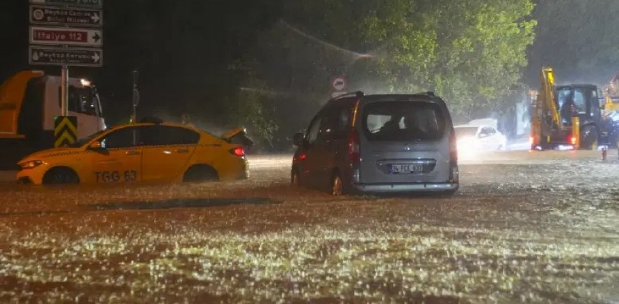 İstanbul'dan korkunç görüntüler; Sel fena vurdu...