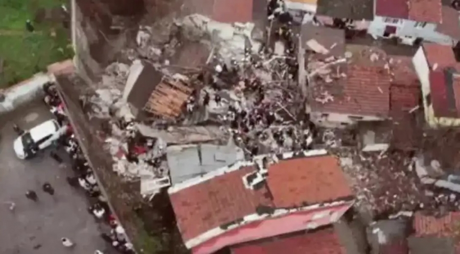 İstanbul'un göbeğinde korkunç olay; Bina çöktü!