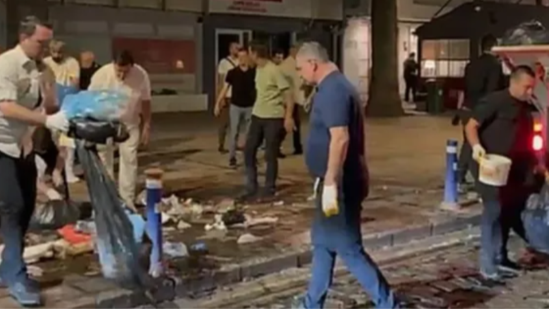 İzmir'de neler oluyor? Çöpleri başkan topladı...
