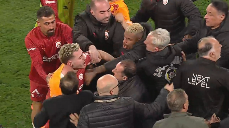 Kadıköy'de neler oldu neler! Fenerbahçe-Galatasaray derbisi durdu