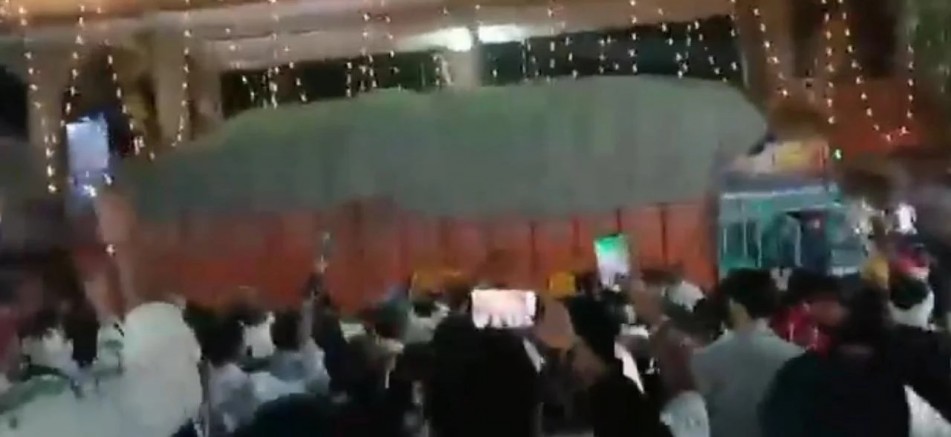Kamyon, kalabalığa daldı: 15 ölü