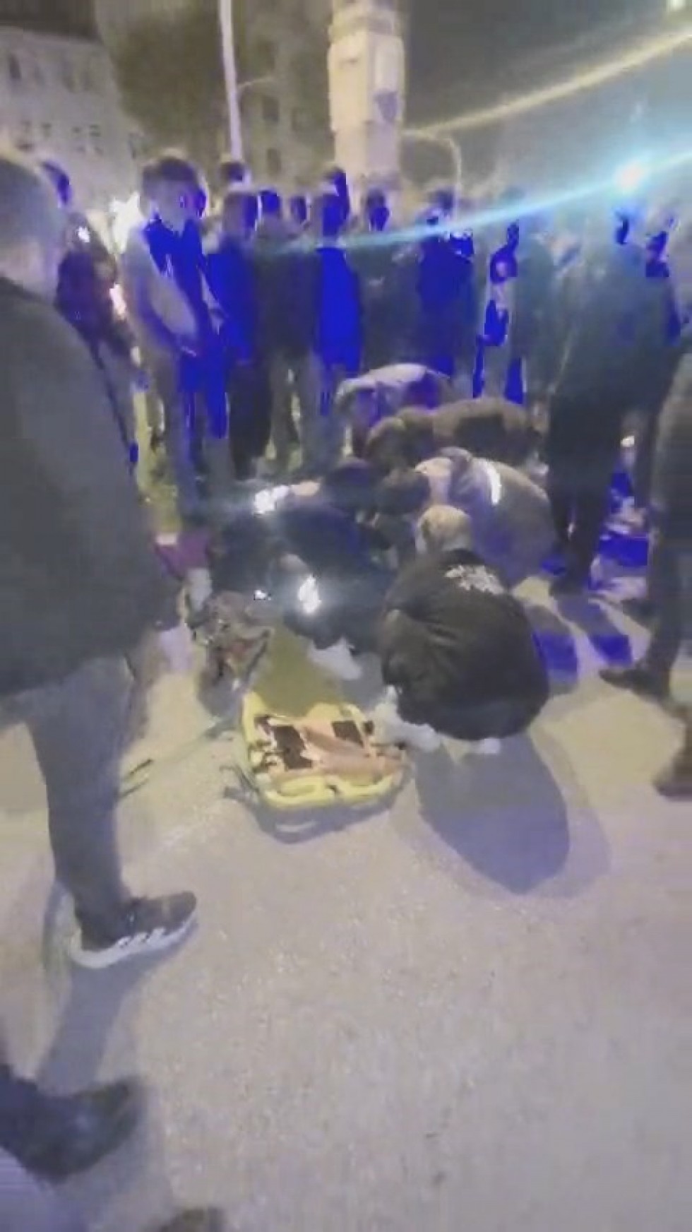 Kamyonun çarptığı genç ağır yaralandı