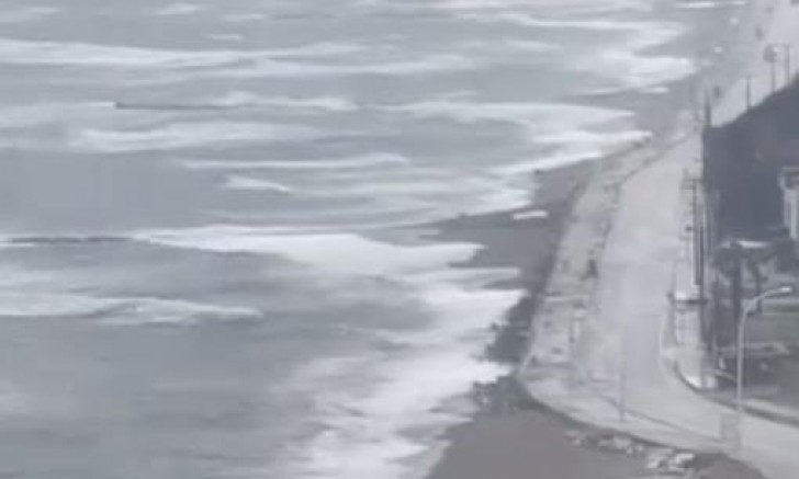 Karacabey'de fırtına; Deniz suyu yol boyuna kadar ulaştı