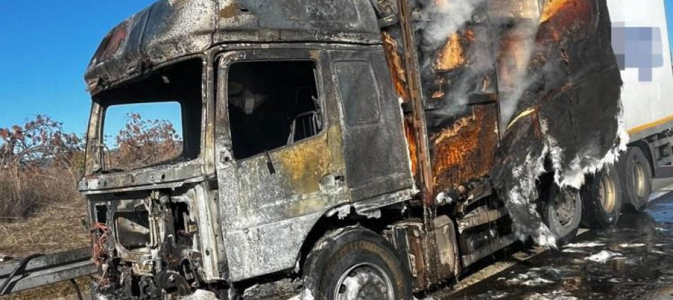 Kargo yüklü tır alev alev yandı