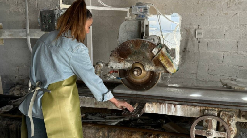 Kim demiş kadından mermer ustası olmaz diye! İşte Bursa'dan örnek olacak görüntü...