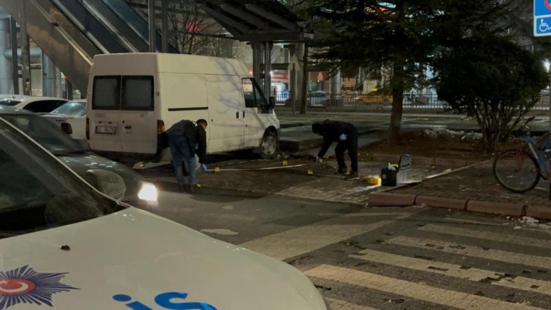 Kıyafetlerine laf etti, bıçakladı: 3 yaralı