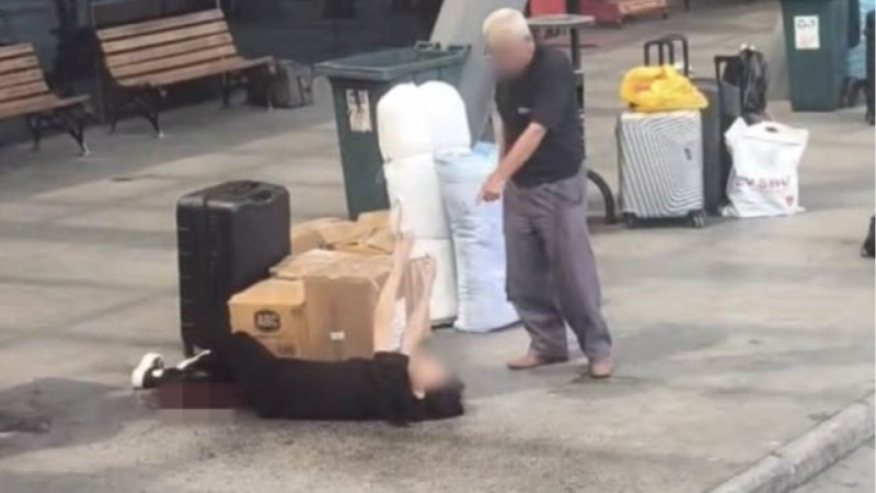 Kızını herkesin gözü önünde tüfekle vurdu