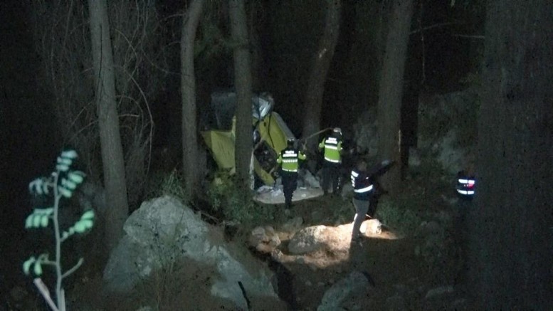 Kontrolden çıkan araç uçuruma yuvarlandı: 2 ölü, 4 yaralı