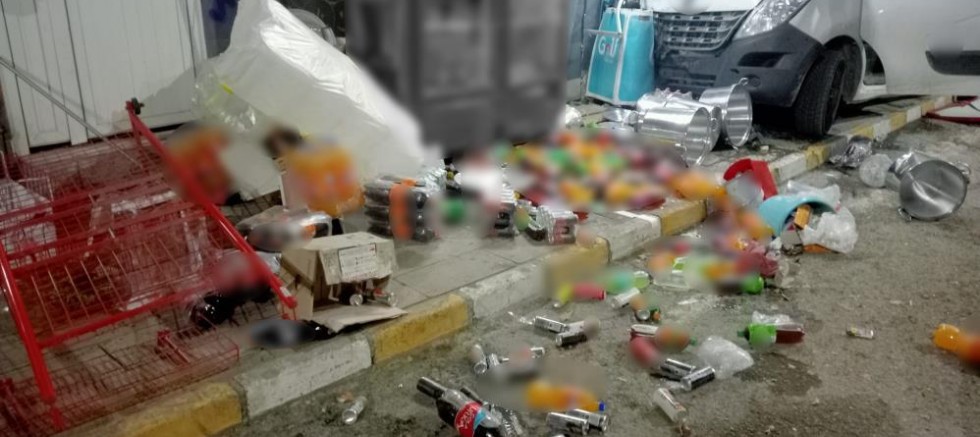 Kontrolden çıkan kamyonet markete girdi