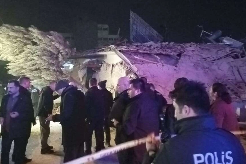 Konya’da 4 katlı bina çöktü: 2 kişi enkazdan canlı olarak çıkarıldı