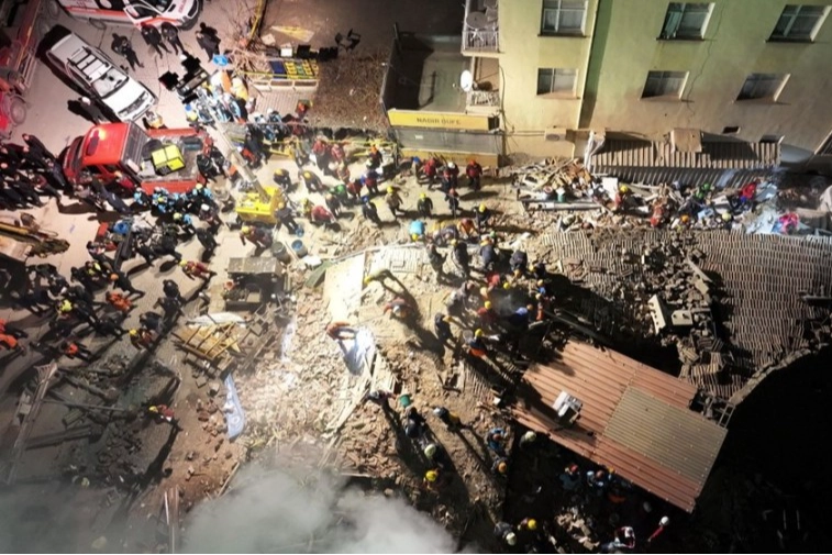 Konya'da 4 katlı bina çöktü! İşte son durum