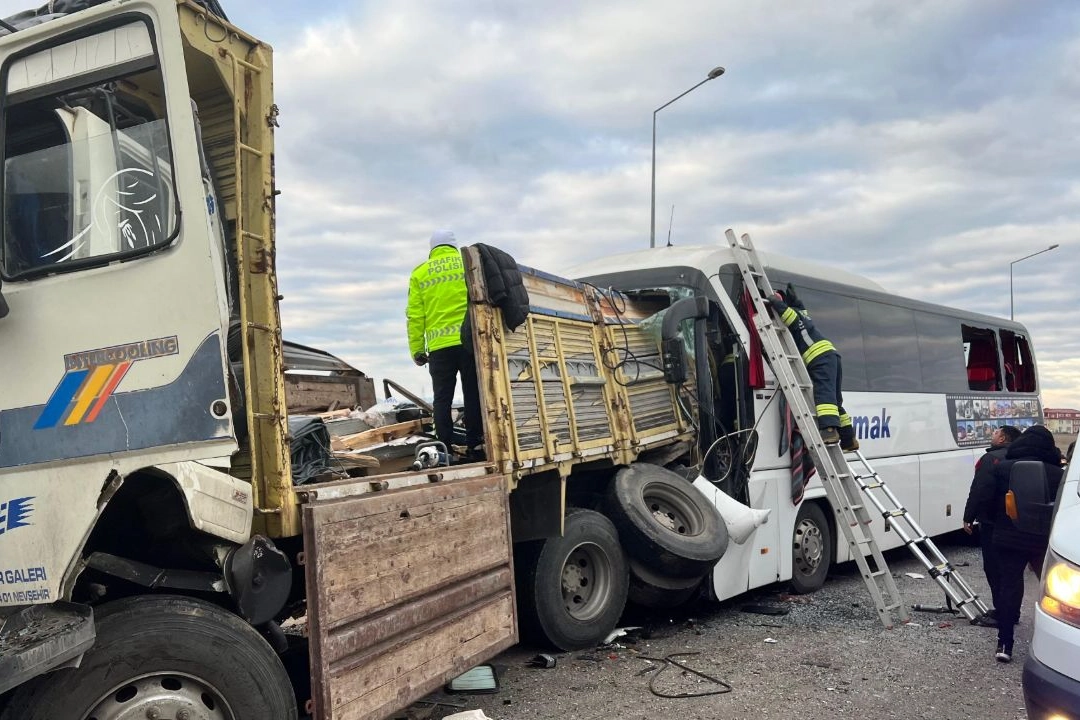 Konya'da zincirleme trafik kazası: Çok sayıda ölü ve yaralı var
