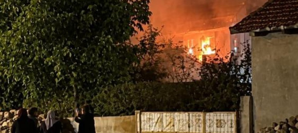 Korkutan ev yangını: Mahalleli sokağa döküldü