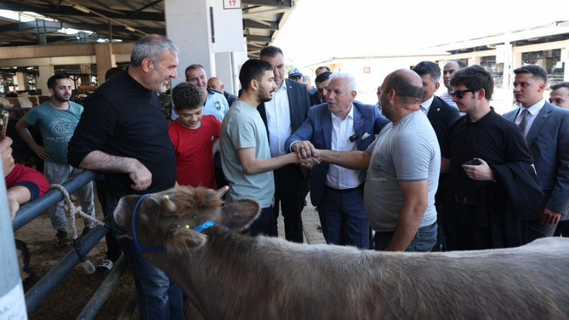 Kurban Pazarı'na giden Başkan Bozbey, vatandaşları uyardı!