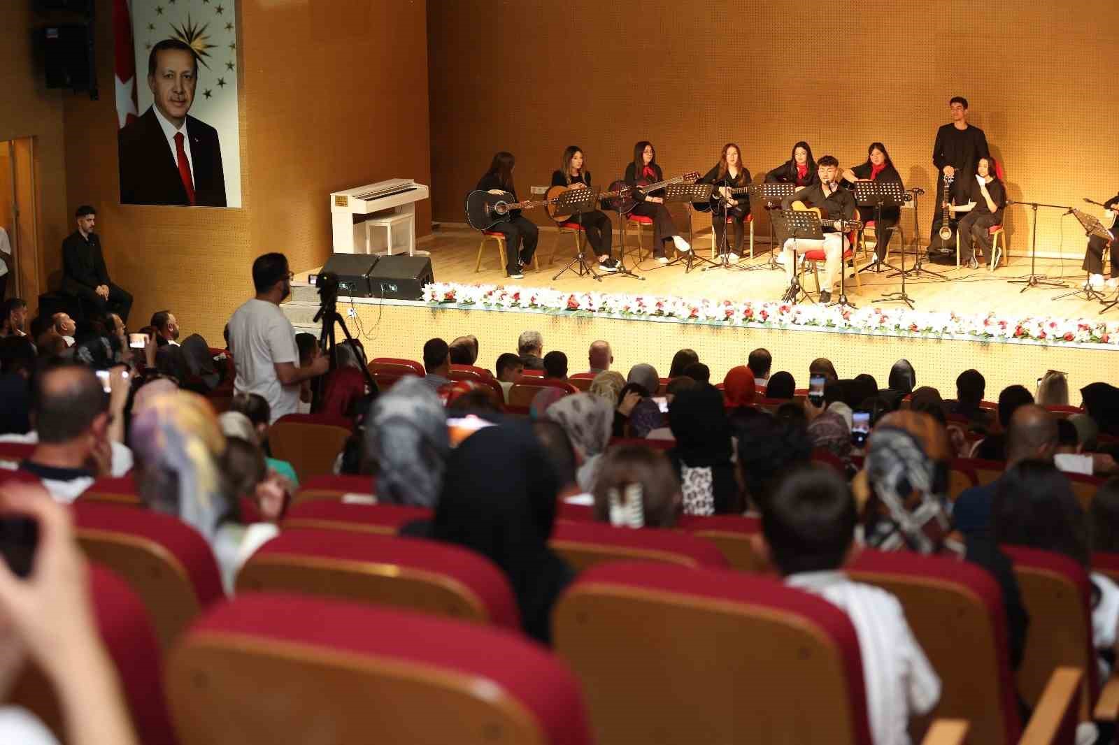 Kursiyerlerden renkli gösteri