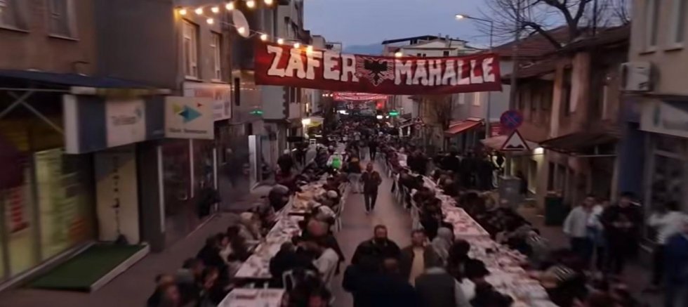 Zafer ve Namıkkemal gençleri yine yaptı yapacağını; 3 bin kişilik iftar