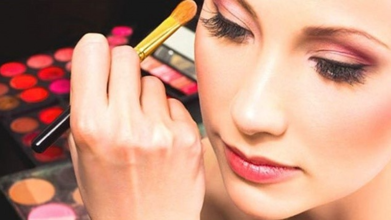 Makyaj yaparken göz sağlığınızdan olmayın