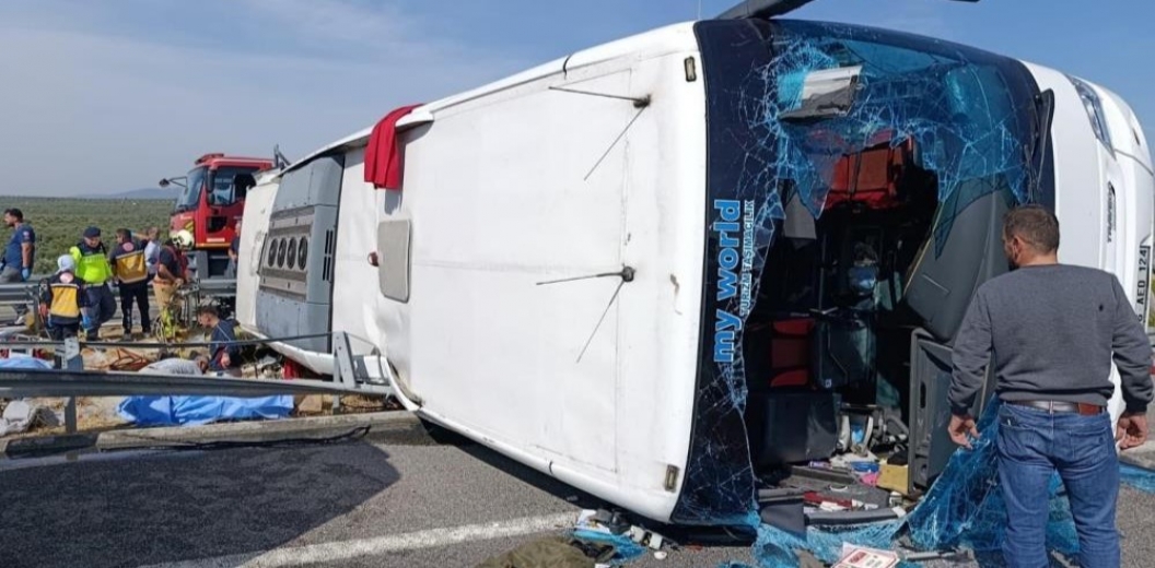 Manisa'da katliam gibi kaza; 11 kişi yaşamını yitirdi, çok sayıda yaralı var